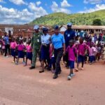 Les forces de sécurité intérieure et la MINUSCA sensibilisent des écoliers de Bangui à la sécurité routière